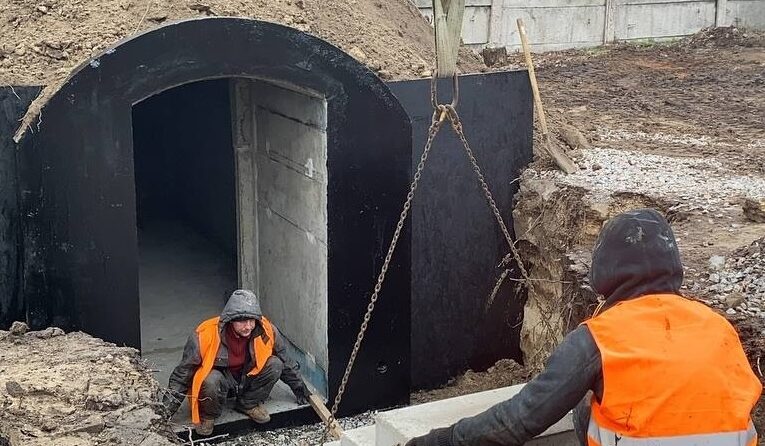 У Запоріжжі встановлюють модульні укриття від "Хоббіт хаус"